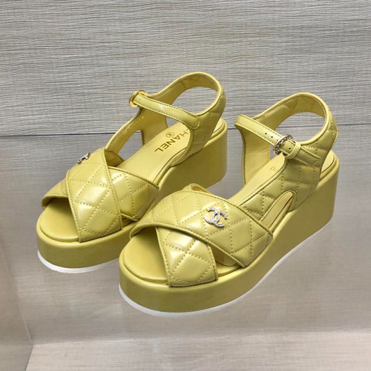 WEDGE SANDALS IN YELLOW CREAM CALFSKIN - 35