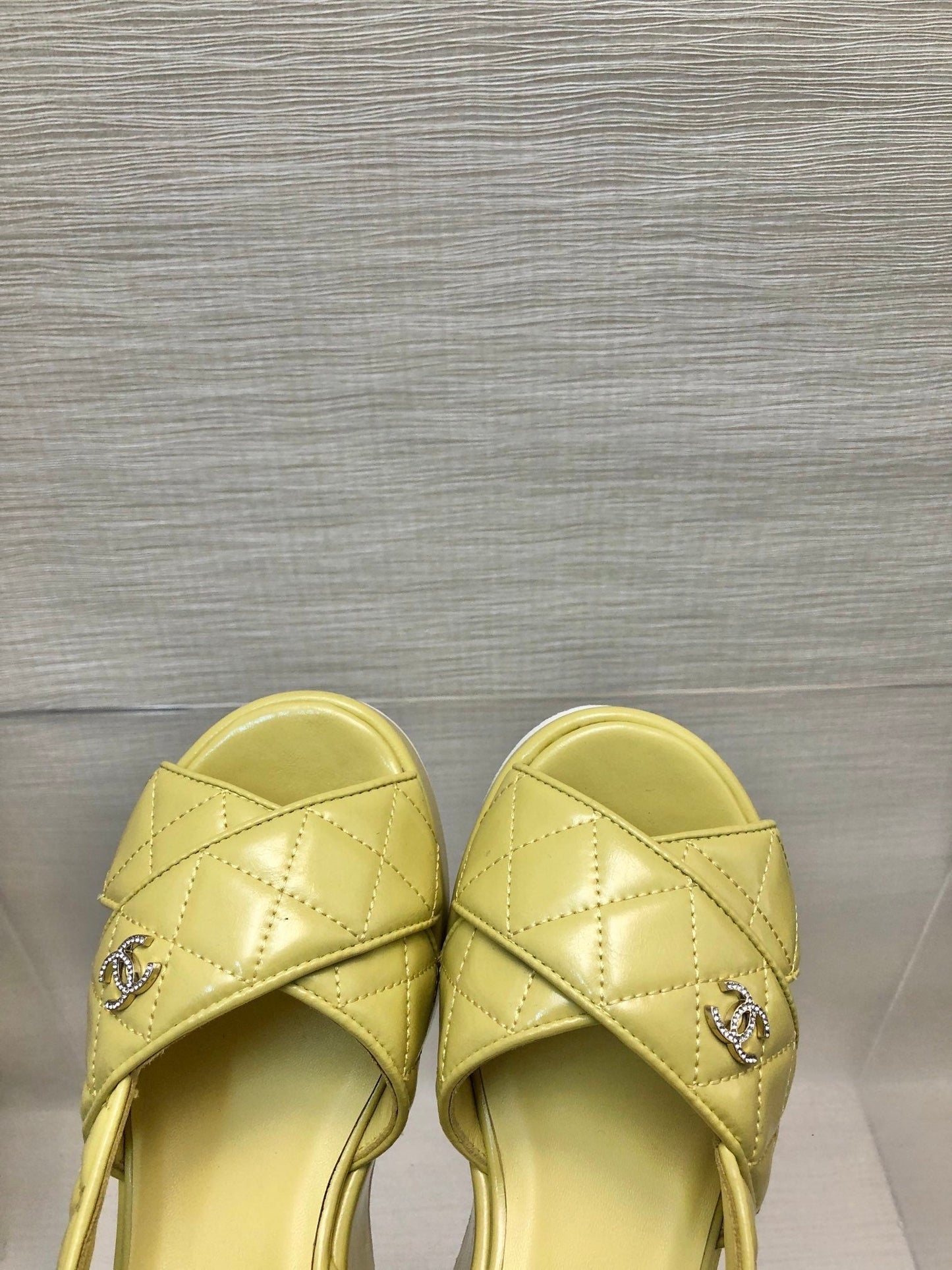 WEDGE SANDALS IN YELLOW CREAM CALFSKIN - 35