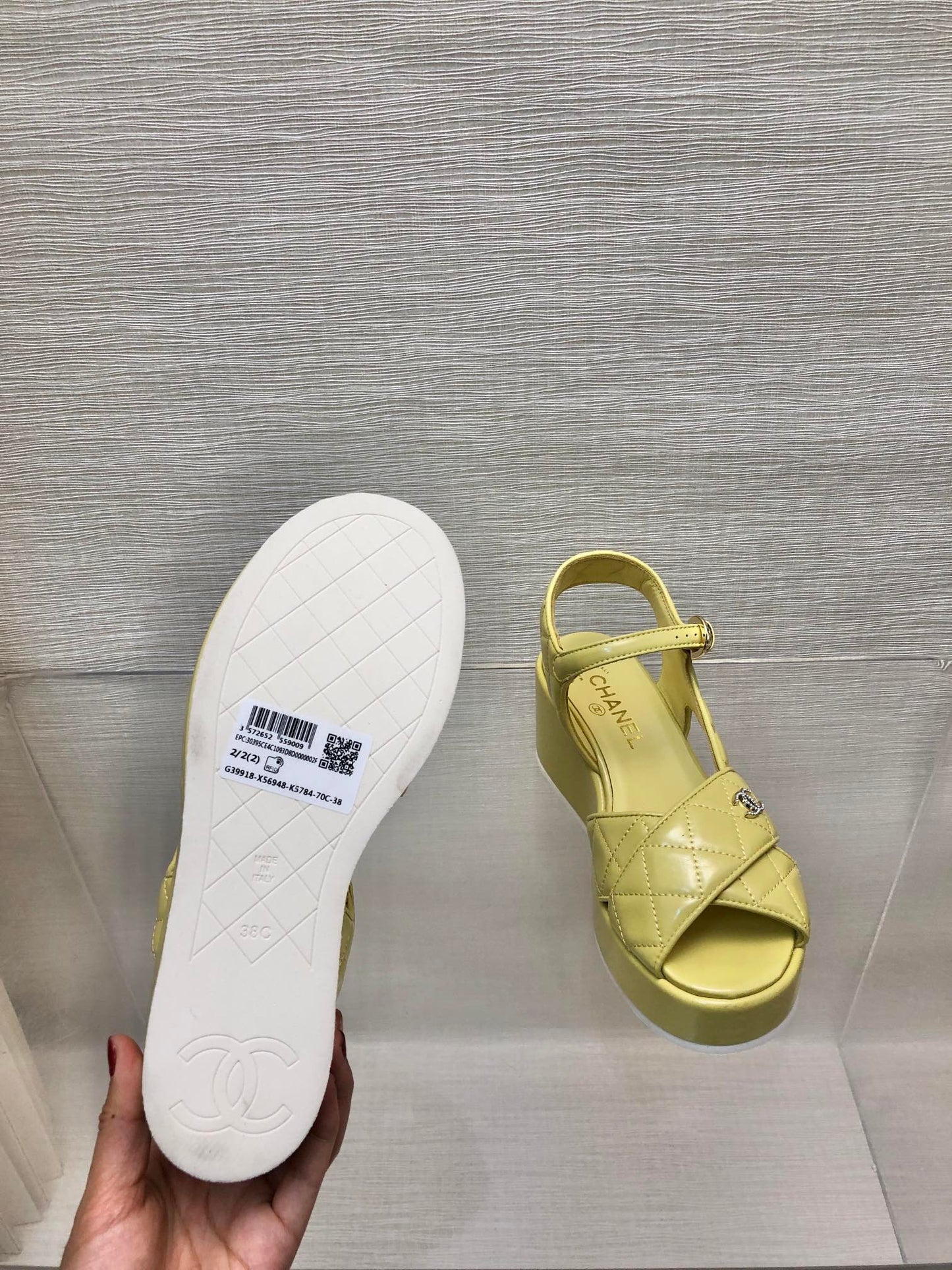 WEDGE SANDALS IN YELLOW CREAM CALFSKIN - 35