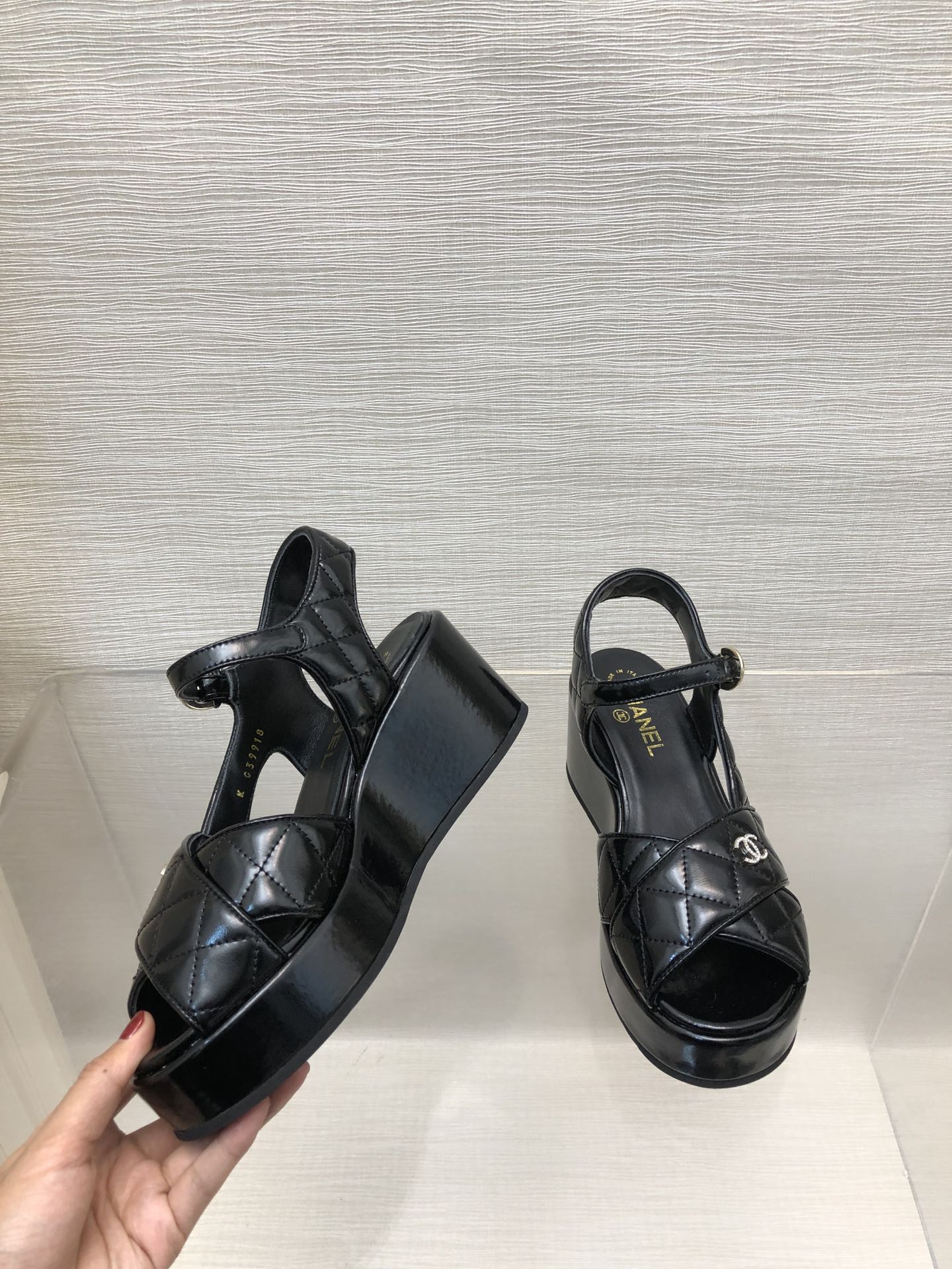 WEDGE SANDALS IN BLACK CALFSKIN - 35