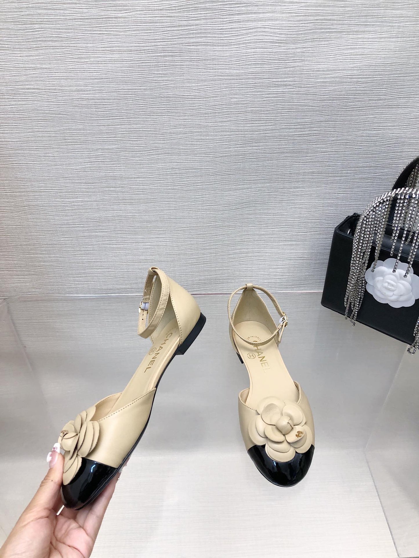 BEIGE MIX BLACK LAMBSKIN CAMELLIA HOLLOW SANDAL - 35