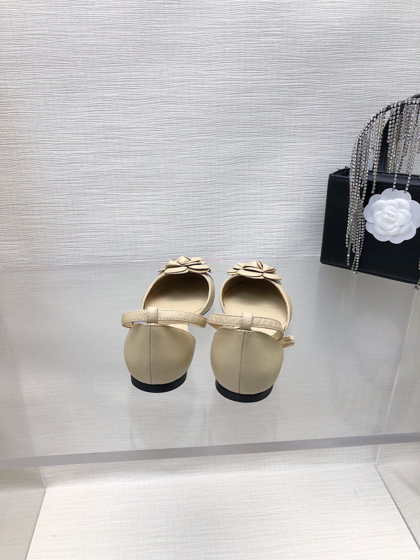 BEIGE MIX BLACK LAMBSKIN CAMELLIA HOLLOW SANDAL - 35