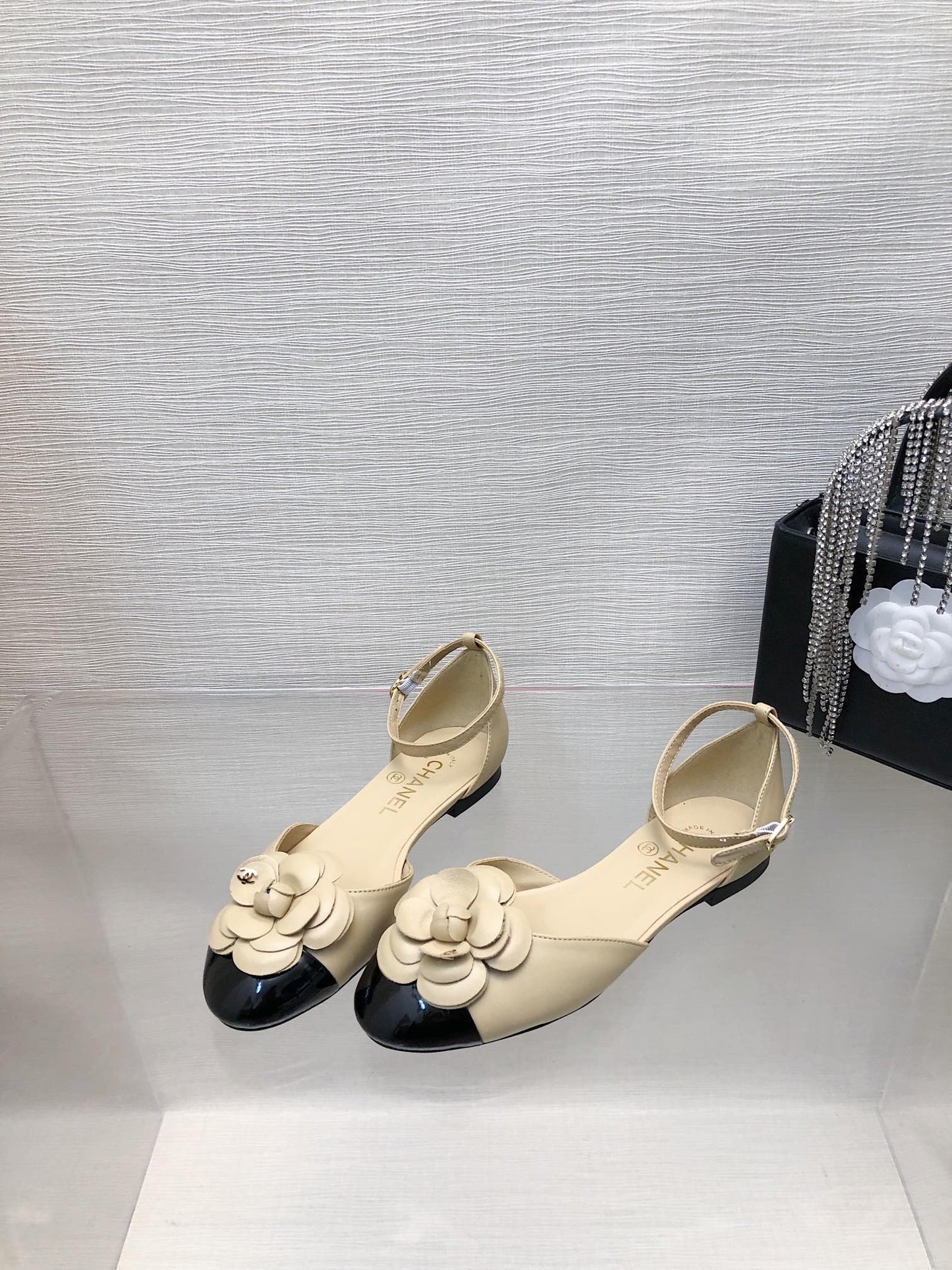BEIGE MIX BLACK LAMBSKIN CAMELLIA HOLLOW SANDAL - 35
