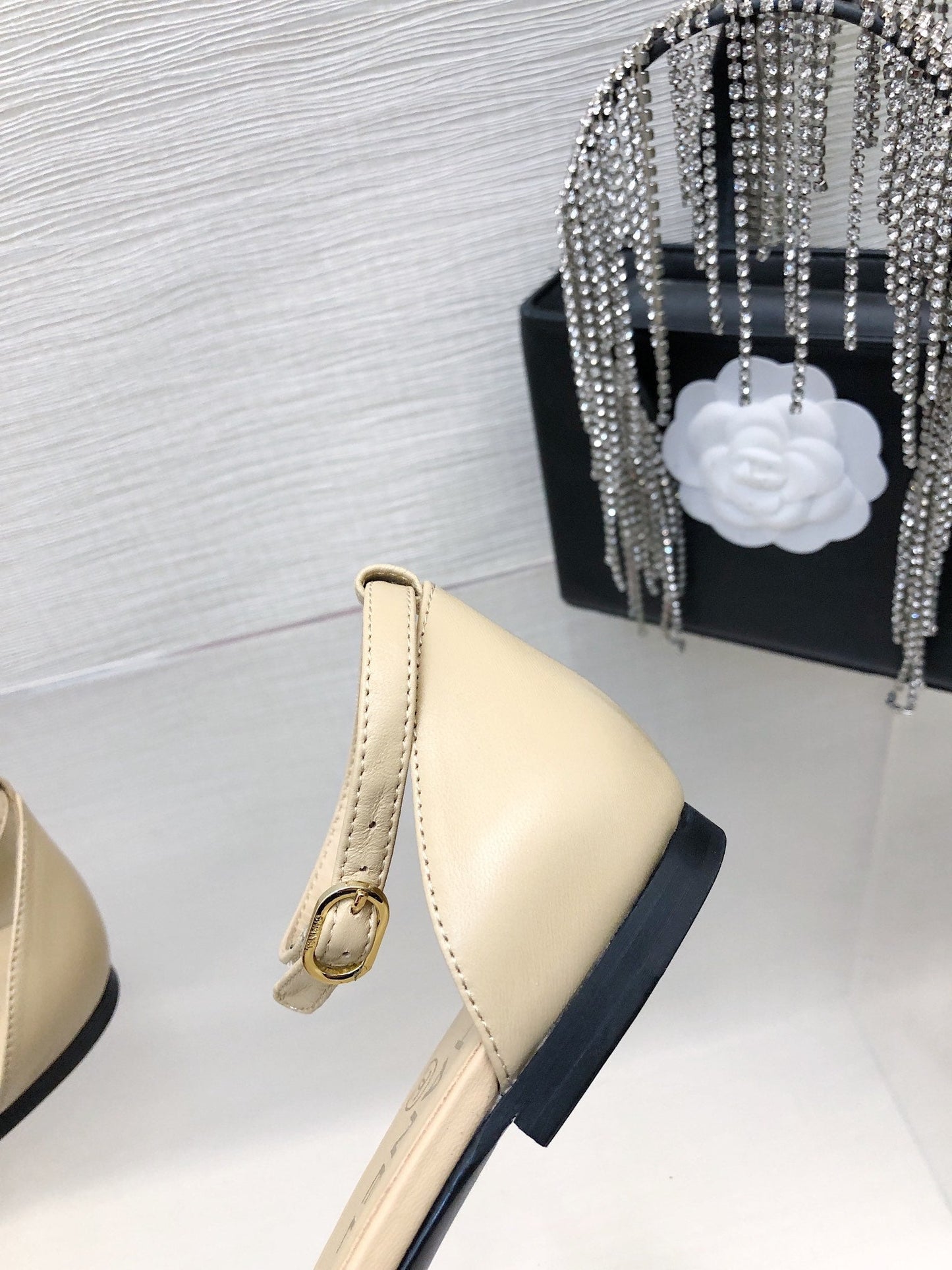 BEIGE MIX BLACK LAMBSKIN CAMELLIA HOLLOW SANDAL - 35