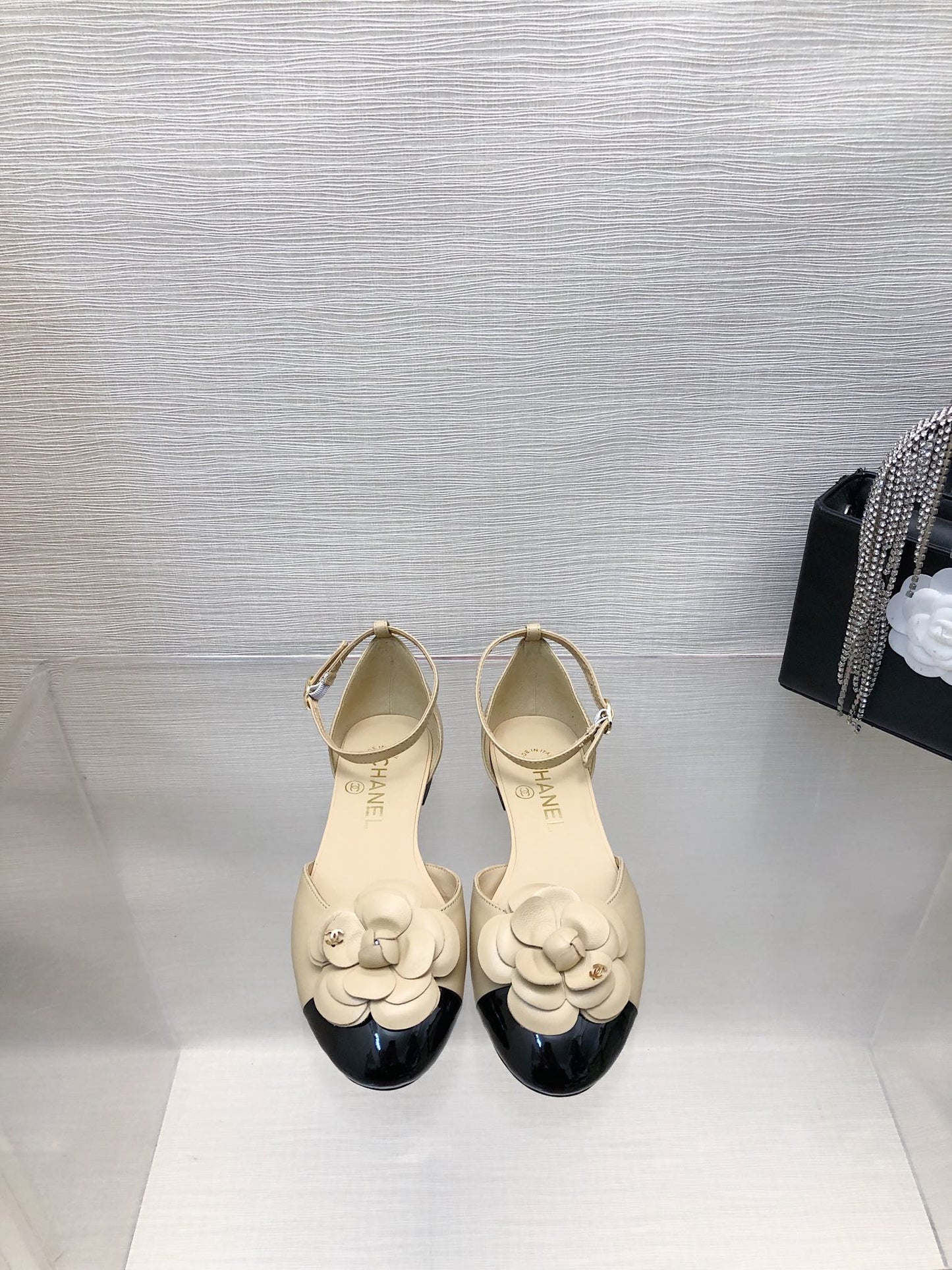 BEIGE MIX BLACK LAMBSKIN CAMELLIA HOLLOW SANDAL - 35