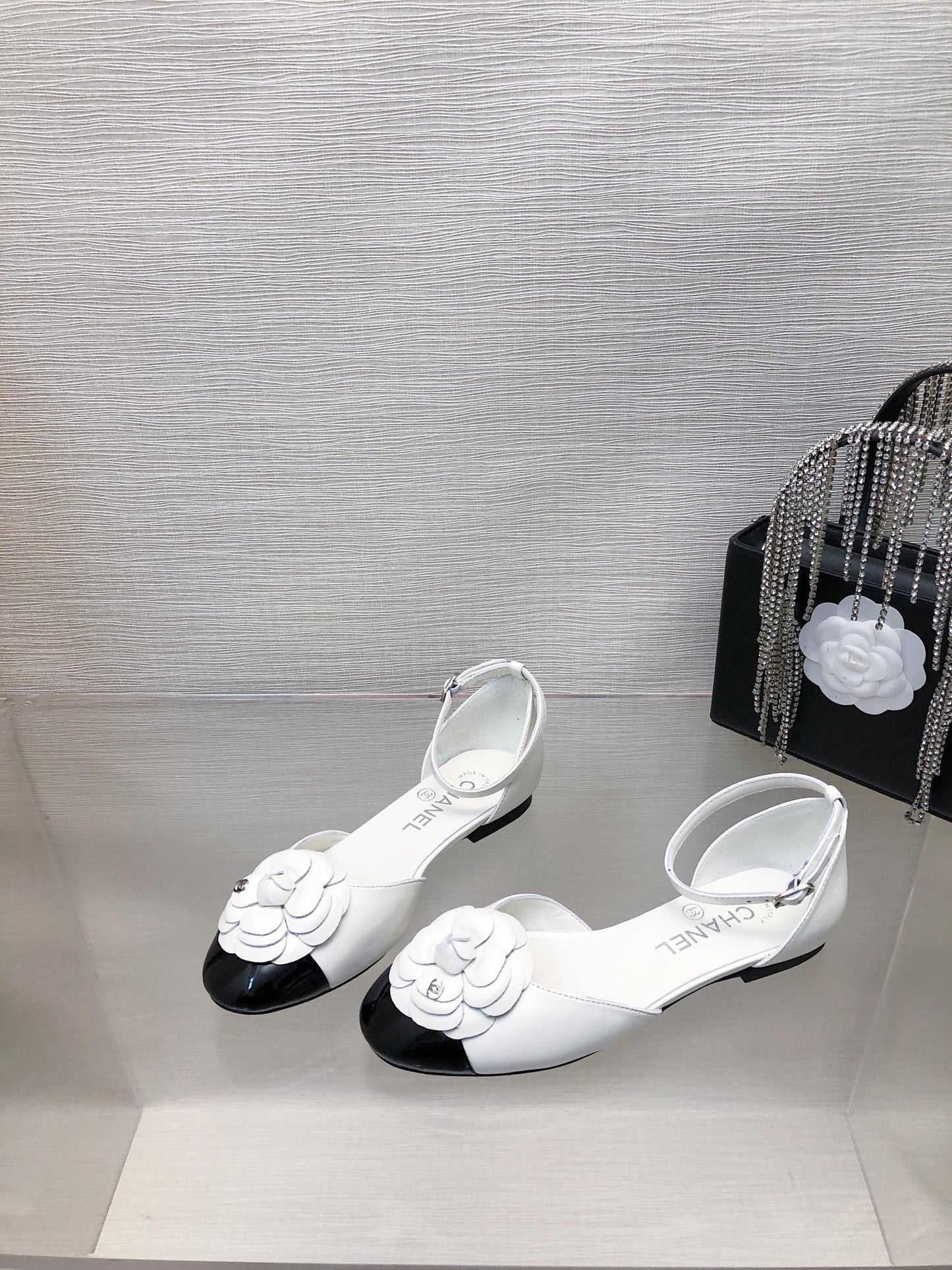 WHITE MIX BLACK LAMBSKIN CAMELLIA HOLLOW SANDAL - 35