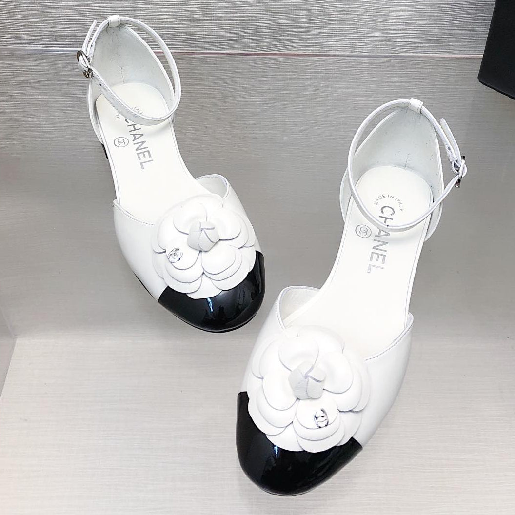 WHITE MIX BLACK LAMBSKIN CAMELLIA HOLLOW SANDAL - 35