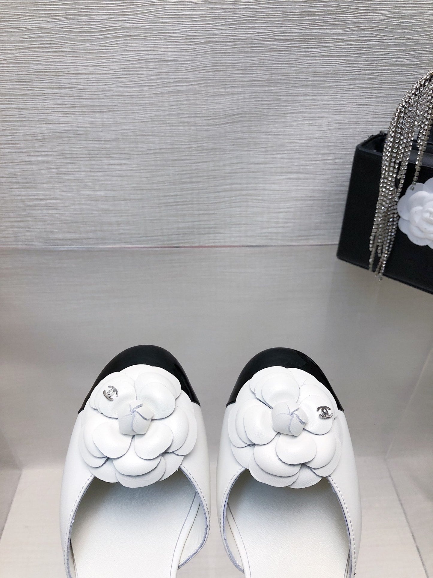WHITE MIX BLACK LAMBSKIN CAMELLIA HOLLOW SANDAL - 35