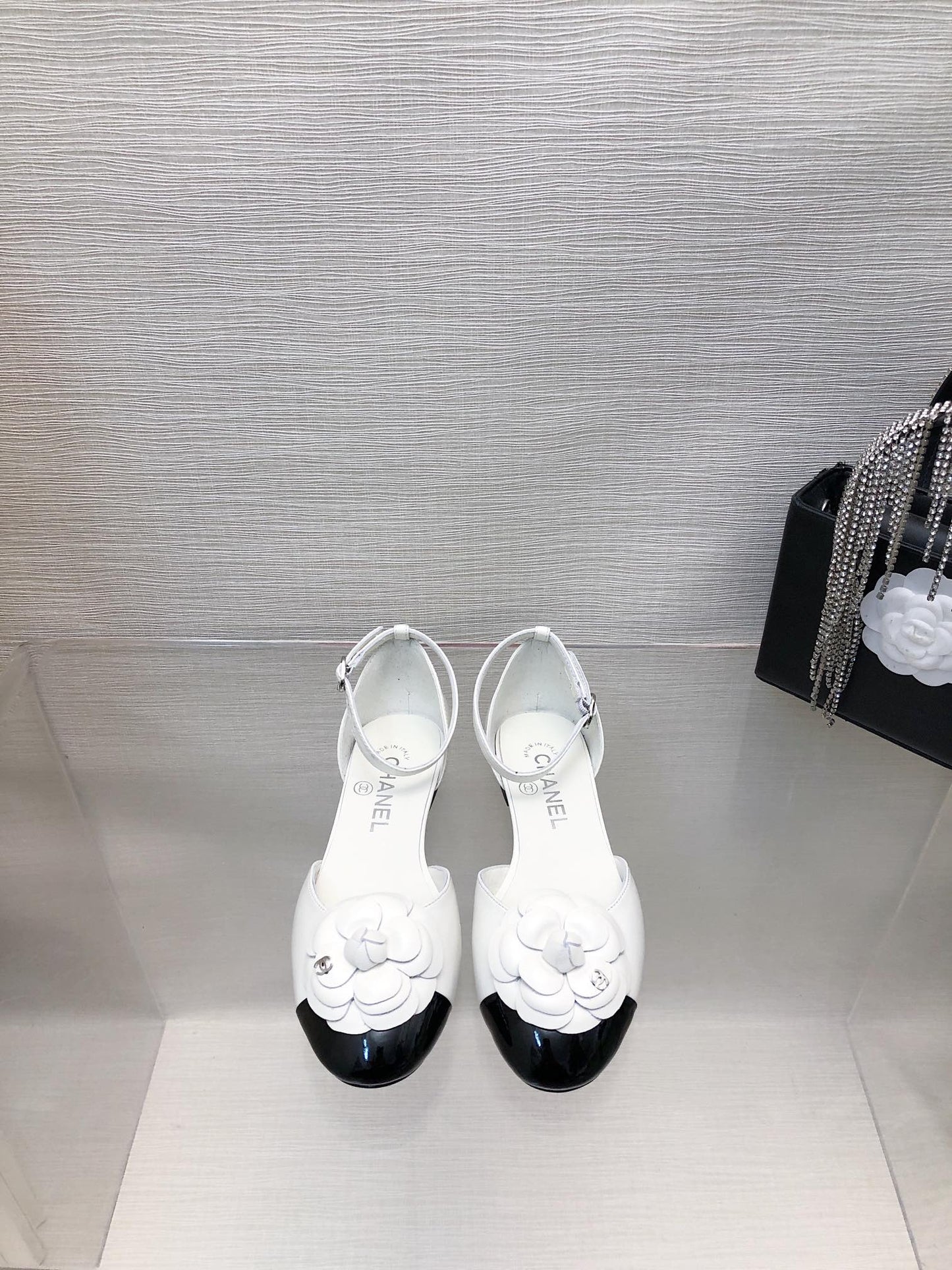 WHITE MIX BLACK LAMBSKIN CAMELLIA HOLLOW SANDAL - 35
