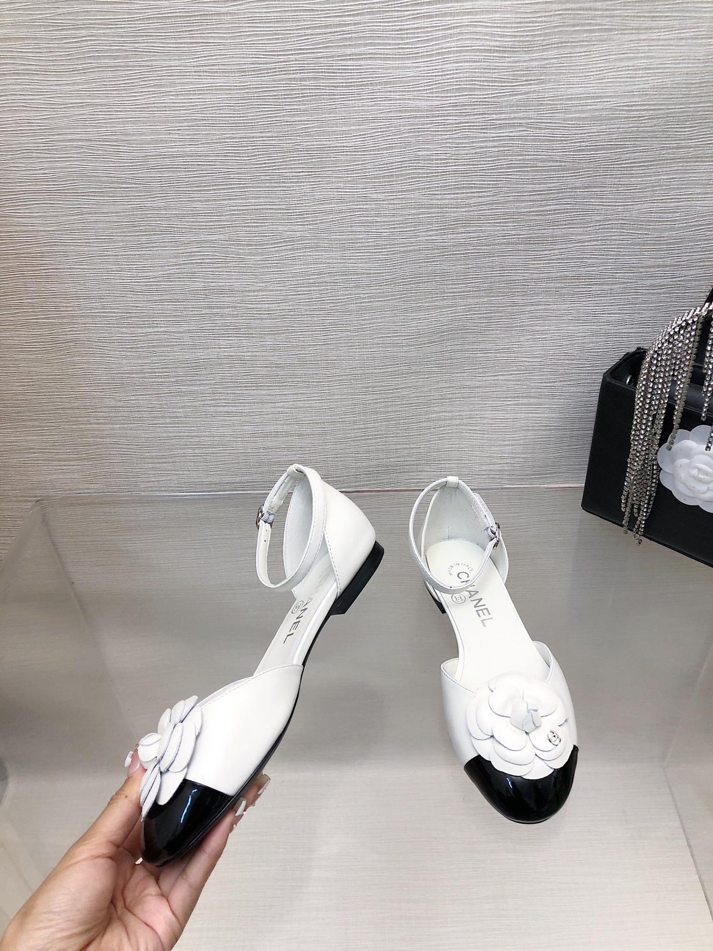 WHITE MIX BLACK LAMBSKIN CAMELLIA HOLLOW SANDAL - 35
