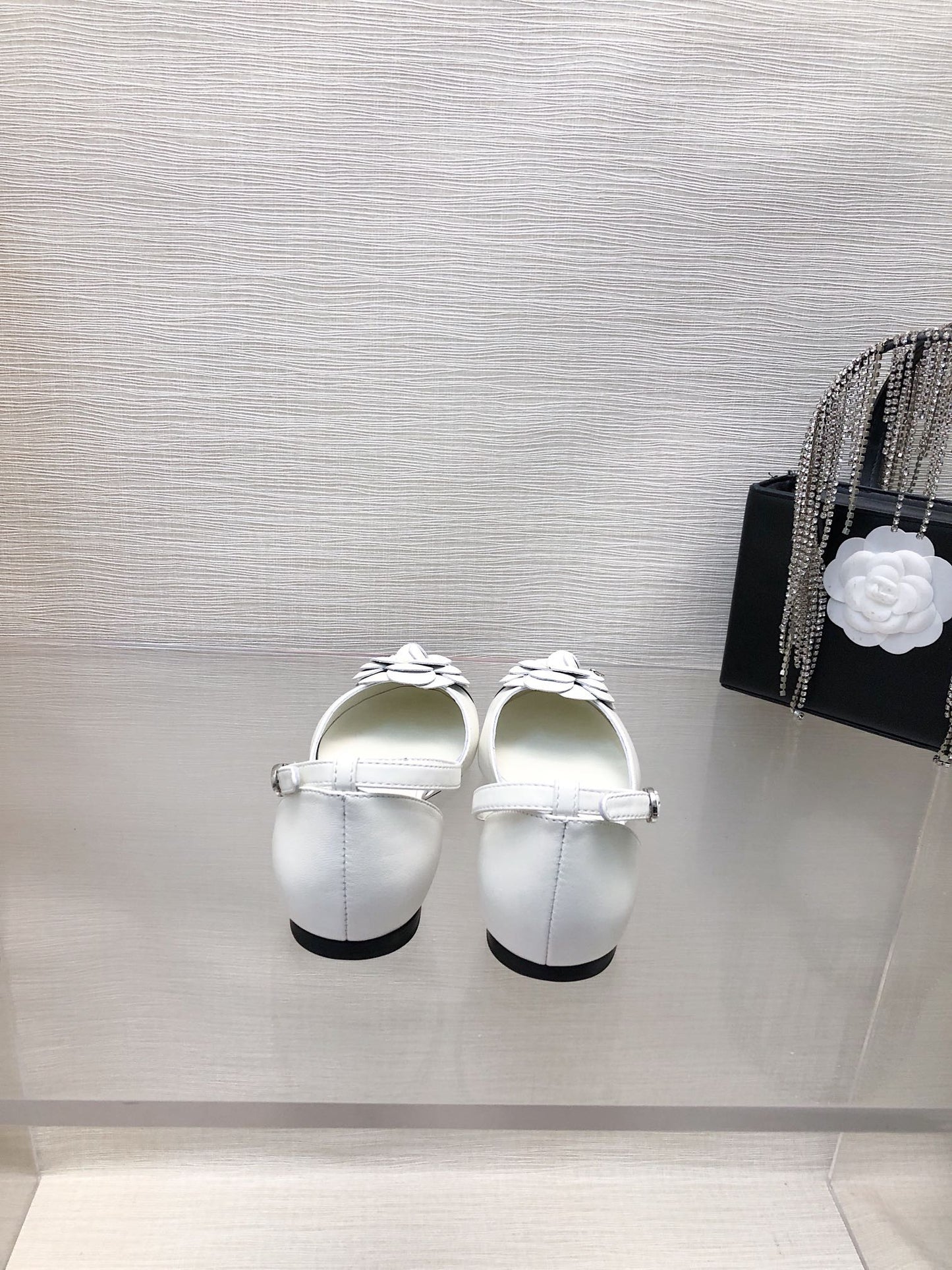 WHITE MIX BLACK LAMBSKIN CAMELLIA HOLLOW SANDAL - 35