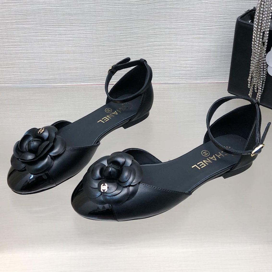 BLACK LAMBSKIN CAMELLIA HOLLOW SANDAL - 35