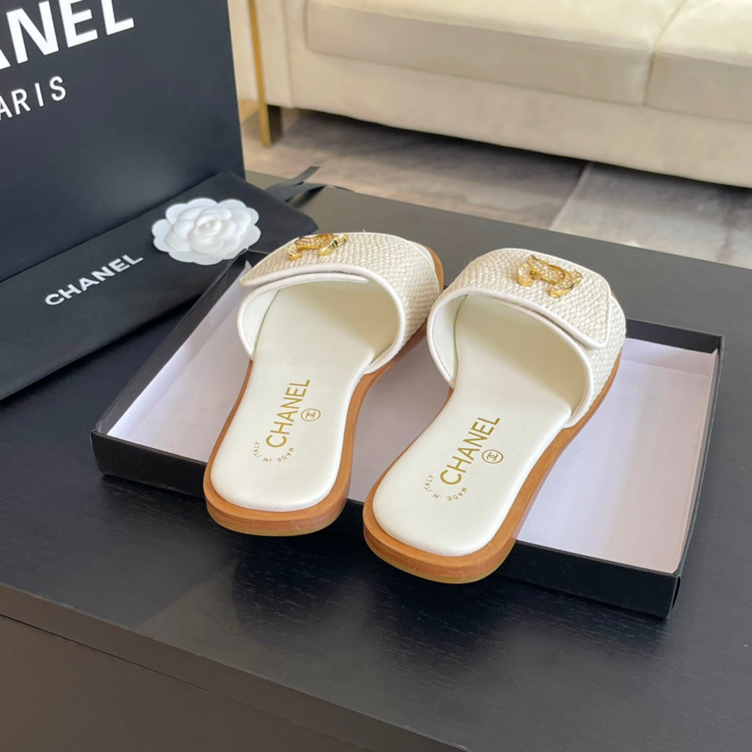 CC Logo Mule Sandal 10mm White Lambskin 610370 - 35