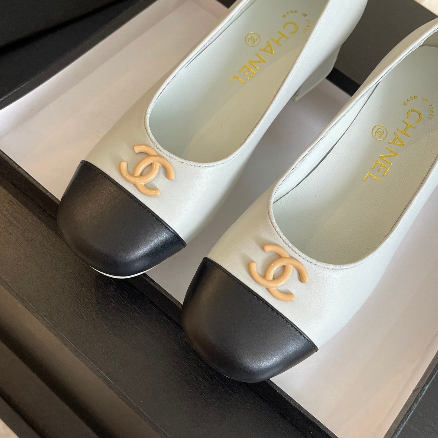 CC PUMP WHITE MIX BLACK CALFSKIN - 34