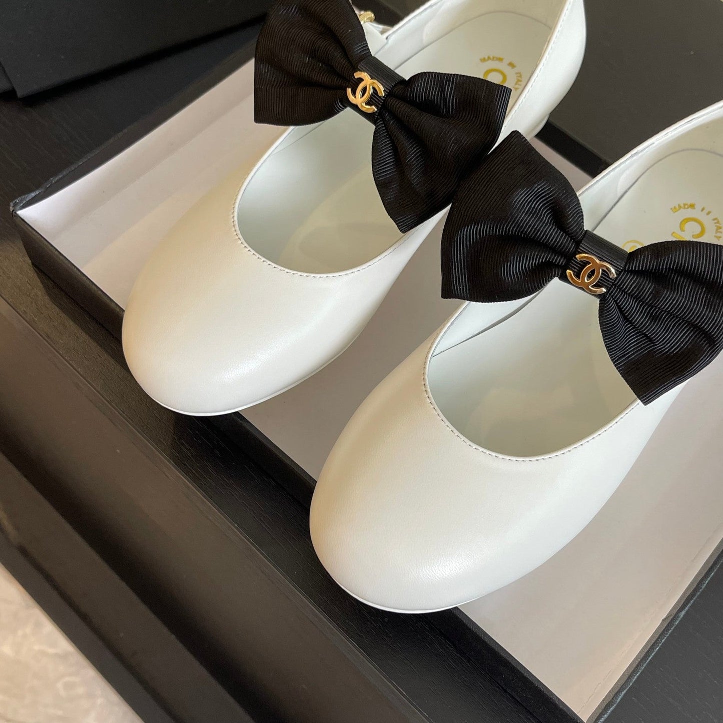 BALLET FLAT WHITE LAMBSKIN WITH BLACK BOW - 35