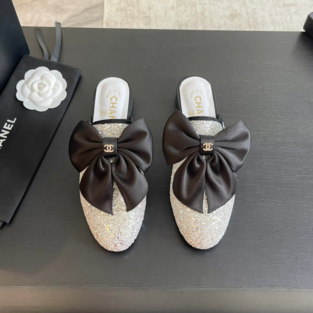 BIG BOW FLAT MULE SANDALS IN WHITE SILK WITH GLITTER SEQUINS - 35