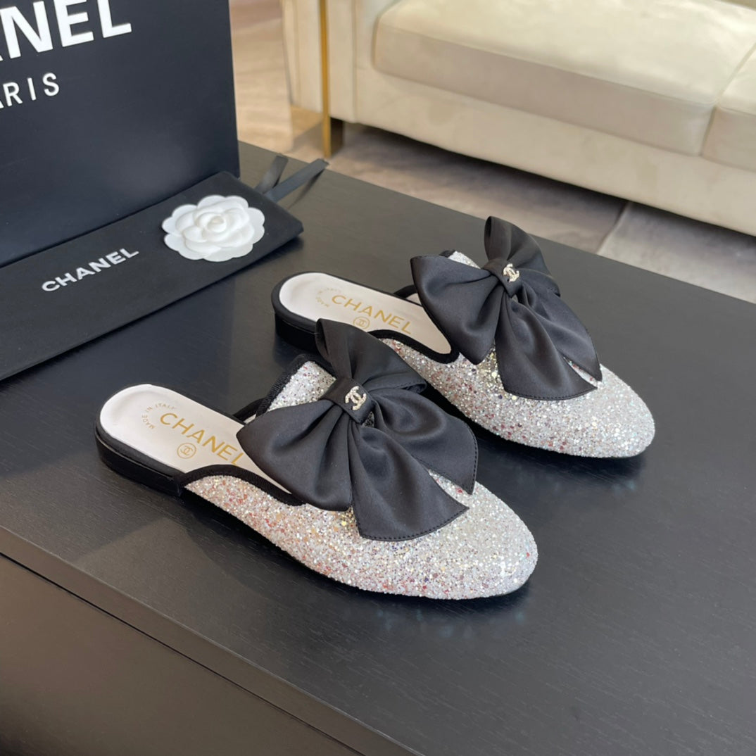 BIG BOW FLAT MULE SANDALS IN WHITE SILK WITH GLITTER SEQUINS - 35
