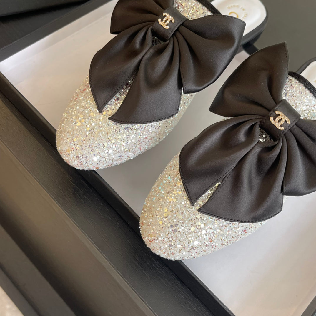 BIG BOW FLAT MULE SANDALS IN WHITE SILK WITH GLITTER SEQUINS - 35