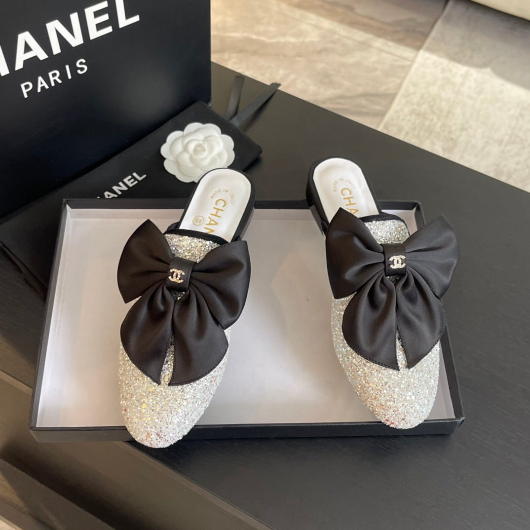 BIG BOW FLAT MULE SANDALS IN WHITE SILK WITH GLITTER SEQUINS - 35
