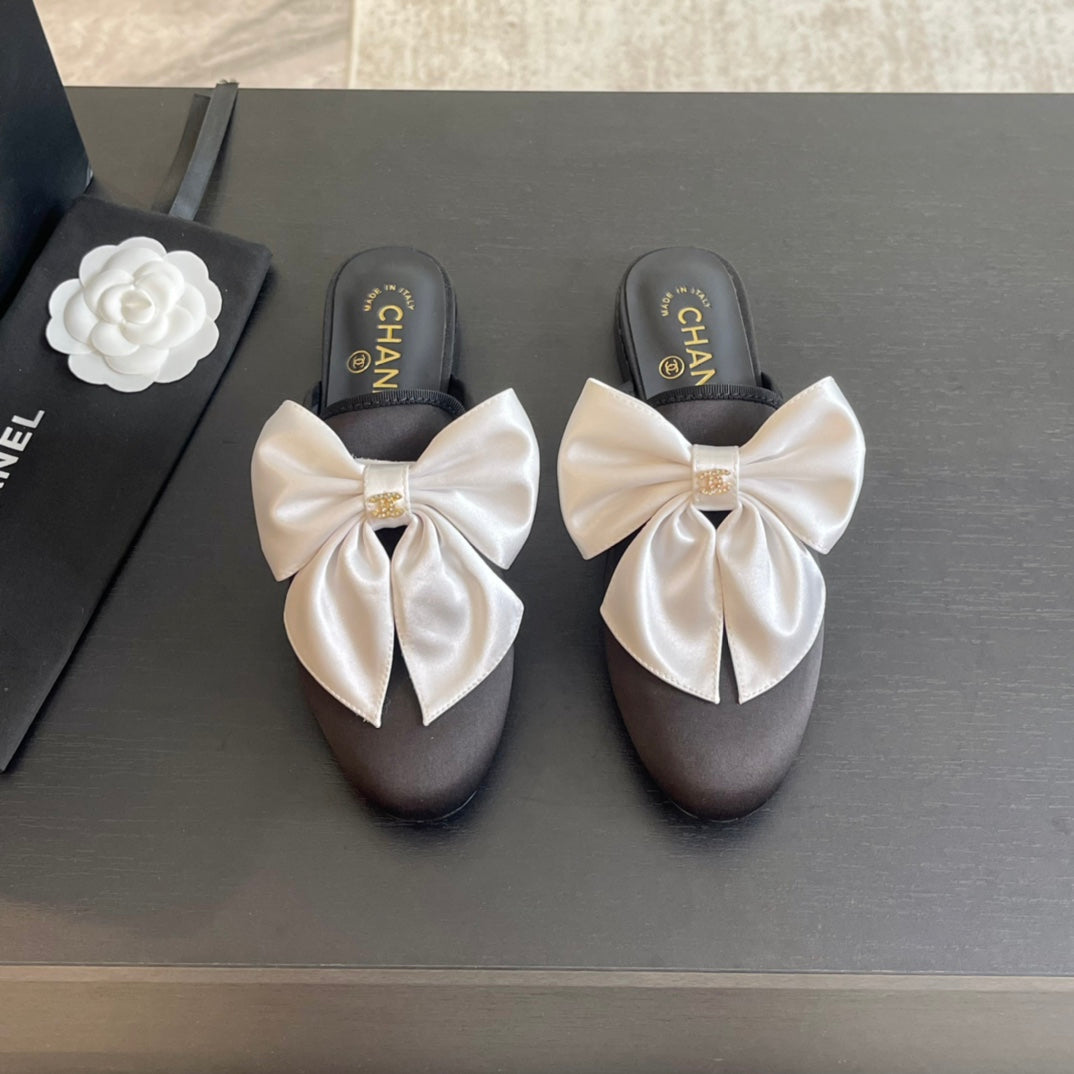 BIG BOW FLAT MULE SANDALS IN BLACK MIX WHITE SILK - 35