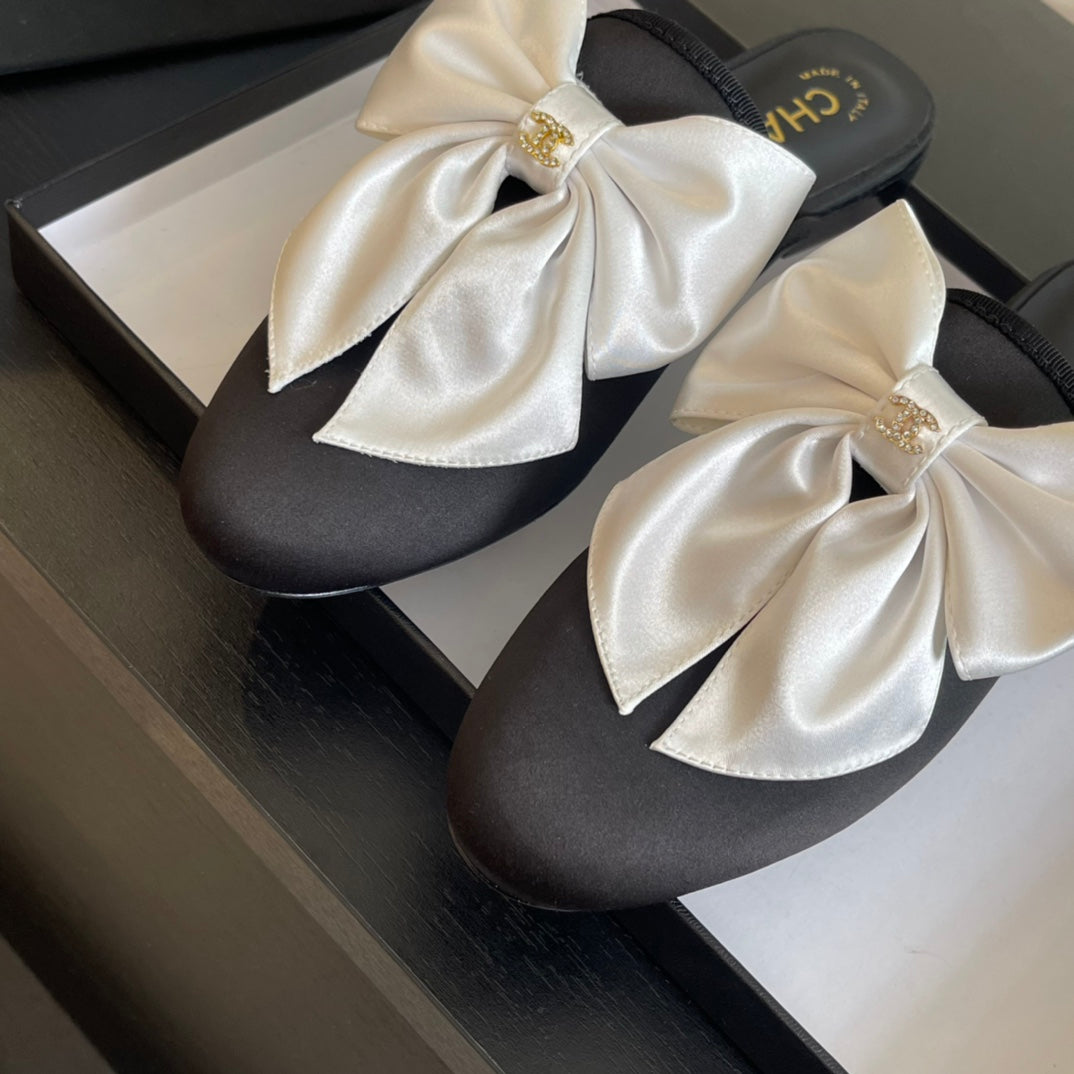 BIG BOW FLAT MULE SANDALS IN BLACK MIX WHITE SILK - 35
