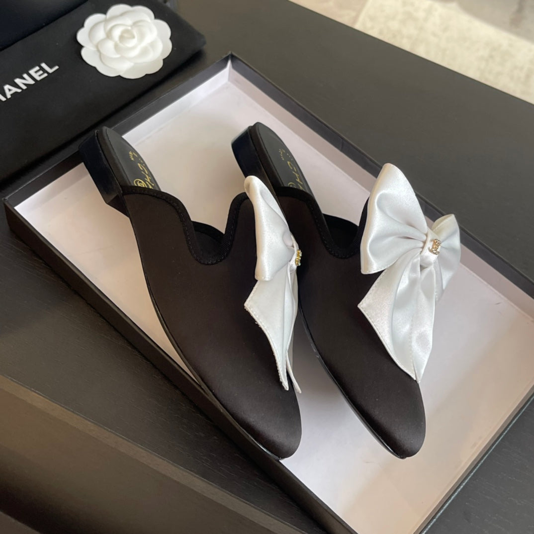BIG BOW FLAT MULE SANDALS IN BLACK MIX WHITE SILK - 35