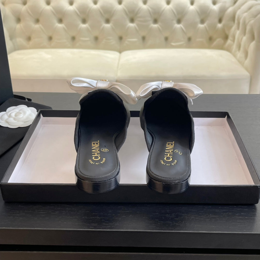 BIG BOW FLAT MULE SANDALS IN BLACK MIX WHITE SILK - 35