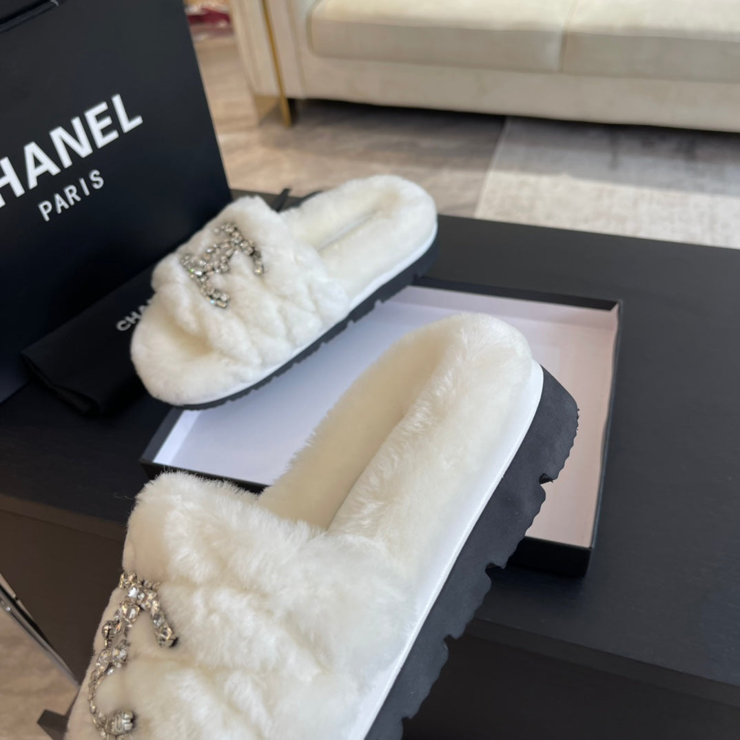 SLIPPERS IN WHITE FUR - 35
