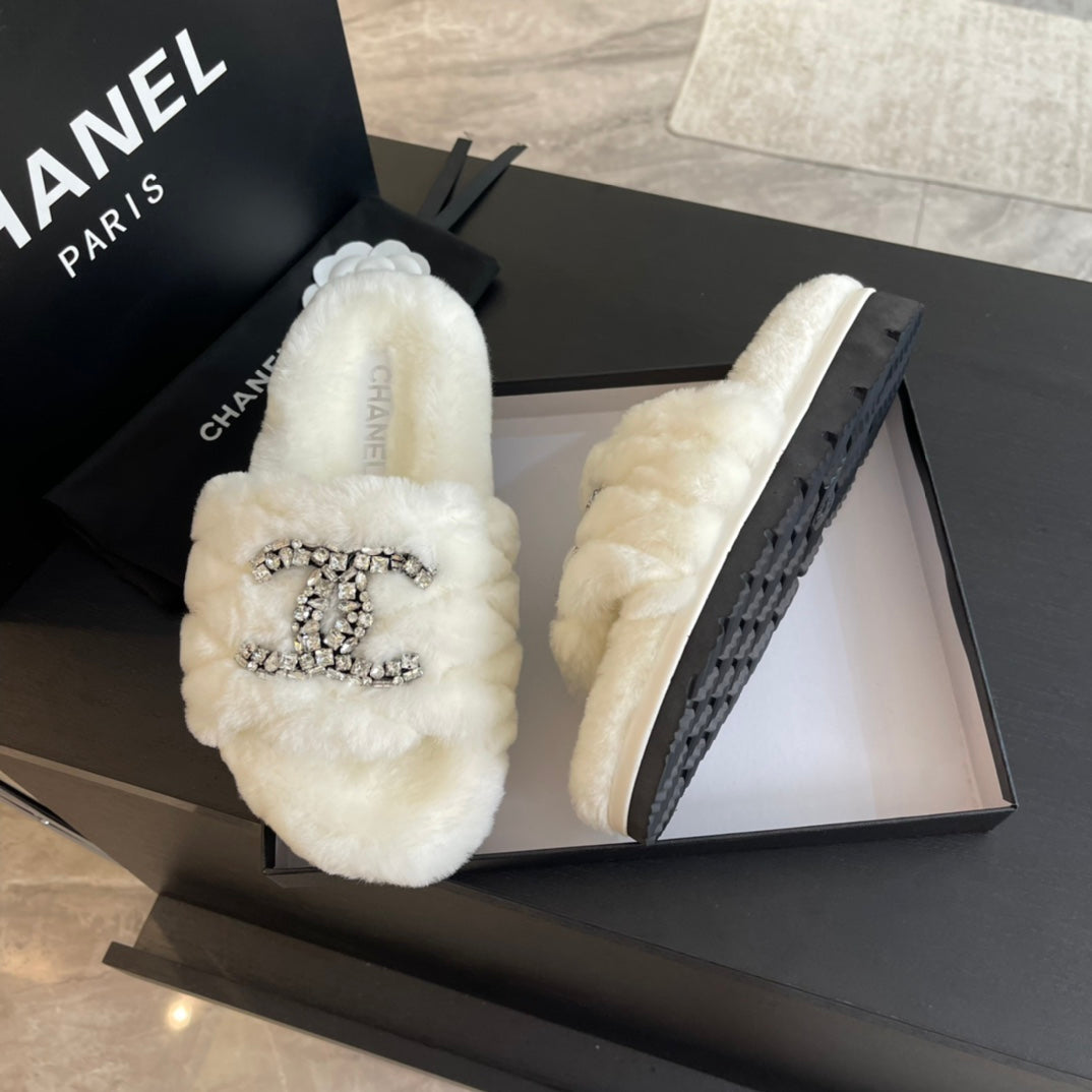 SLIPPERS IN WHITE FUR - 35