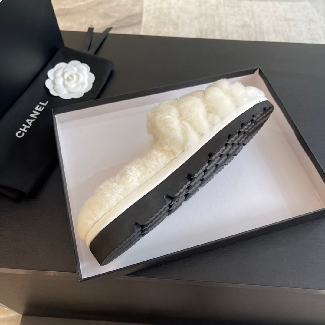 SLIPPERS IN WHITE FUR - 35
