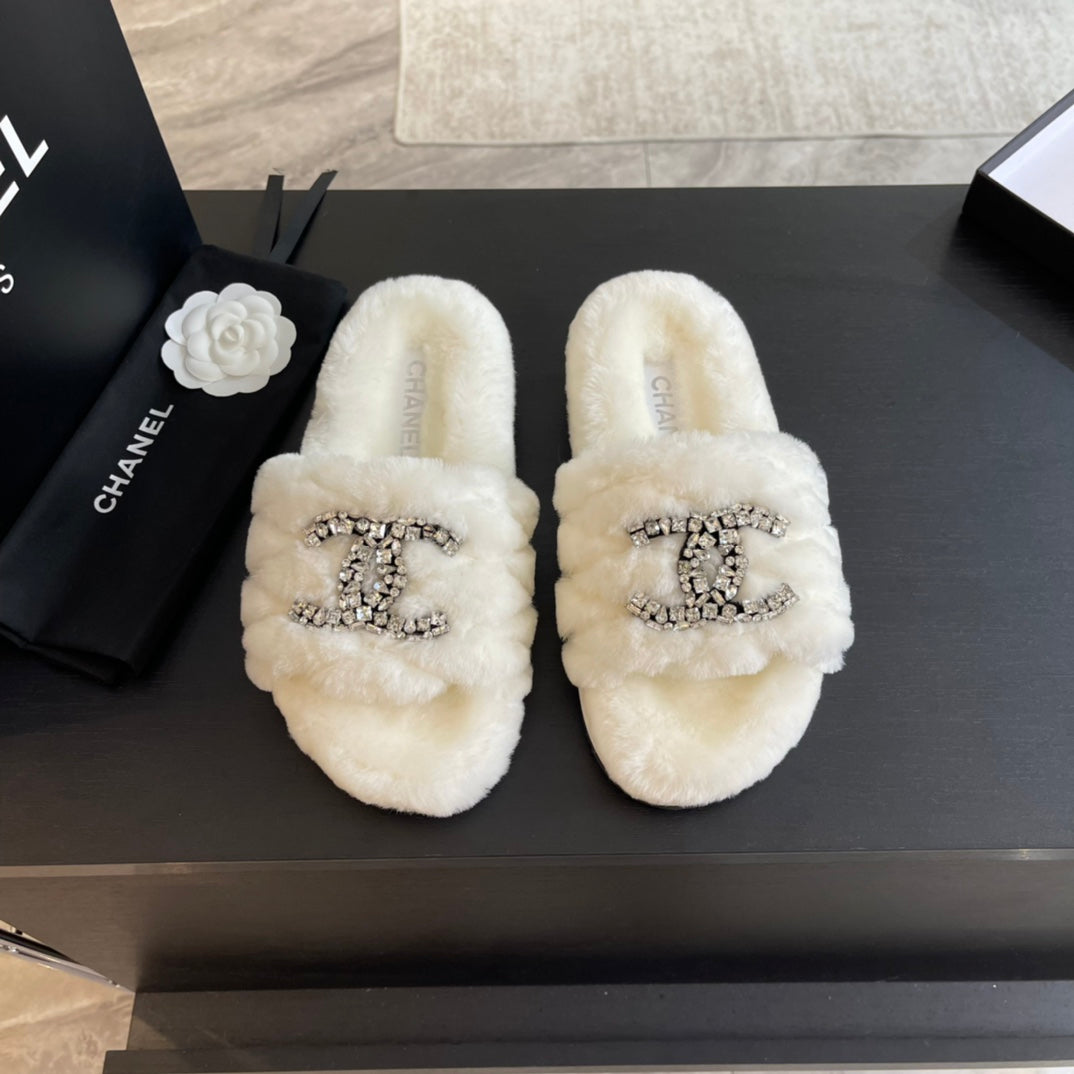 SLIPPERS IN WHITE FUR - 35