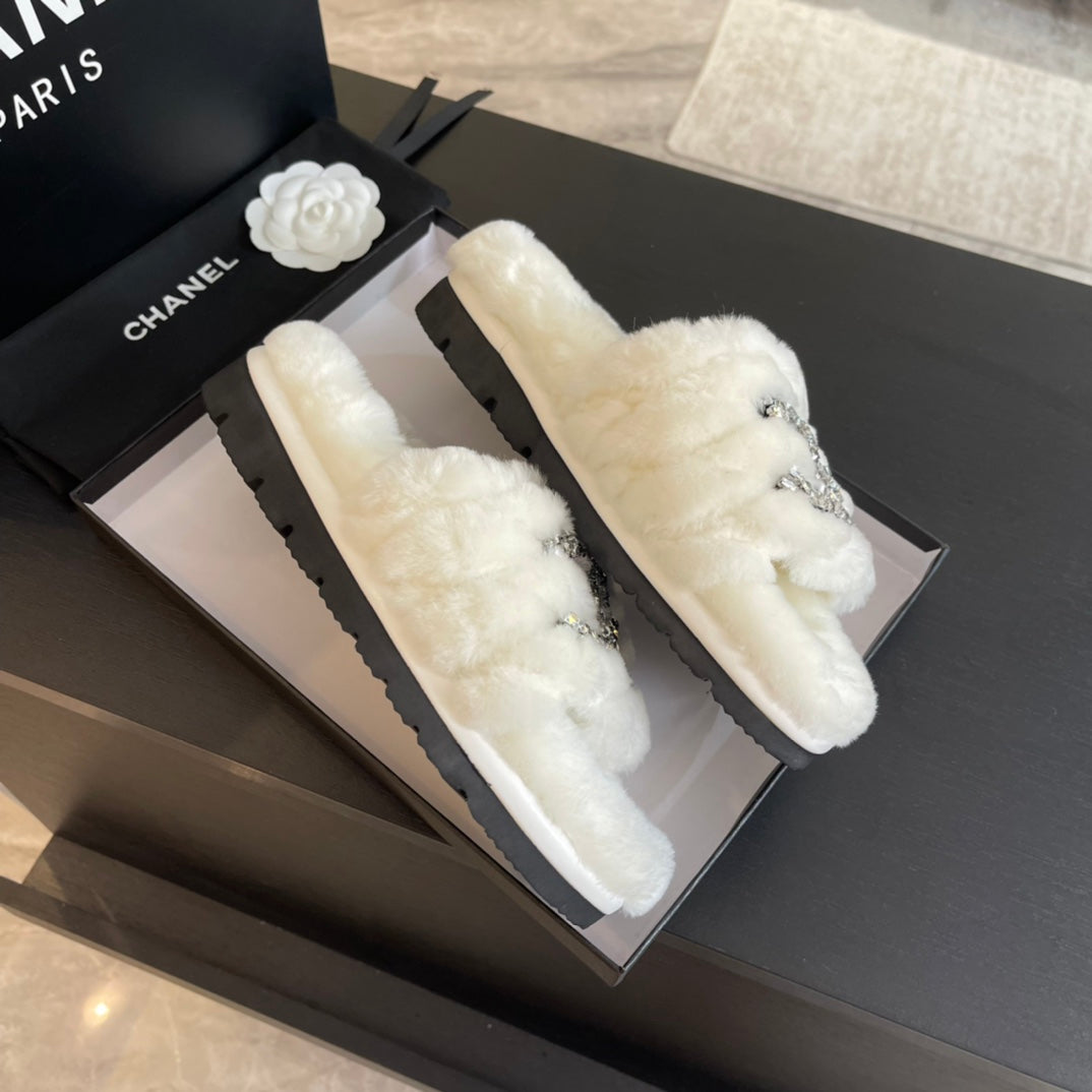 SLIPPERS IN WHITE FUR - 35