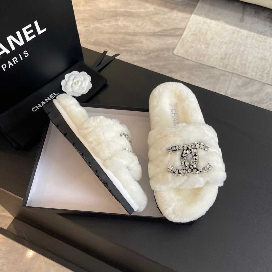SLIPPERS IN WHITE FUR - 35