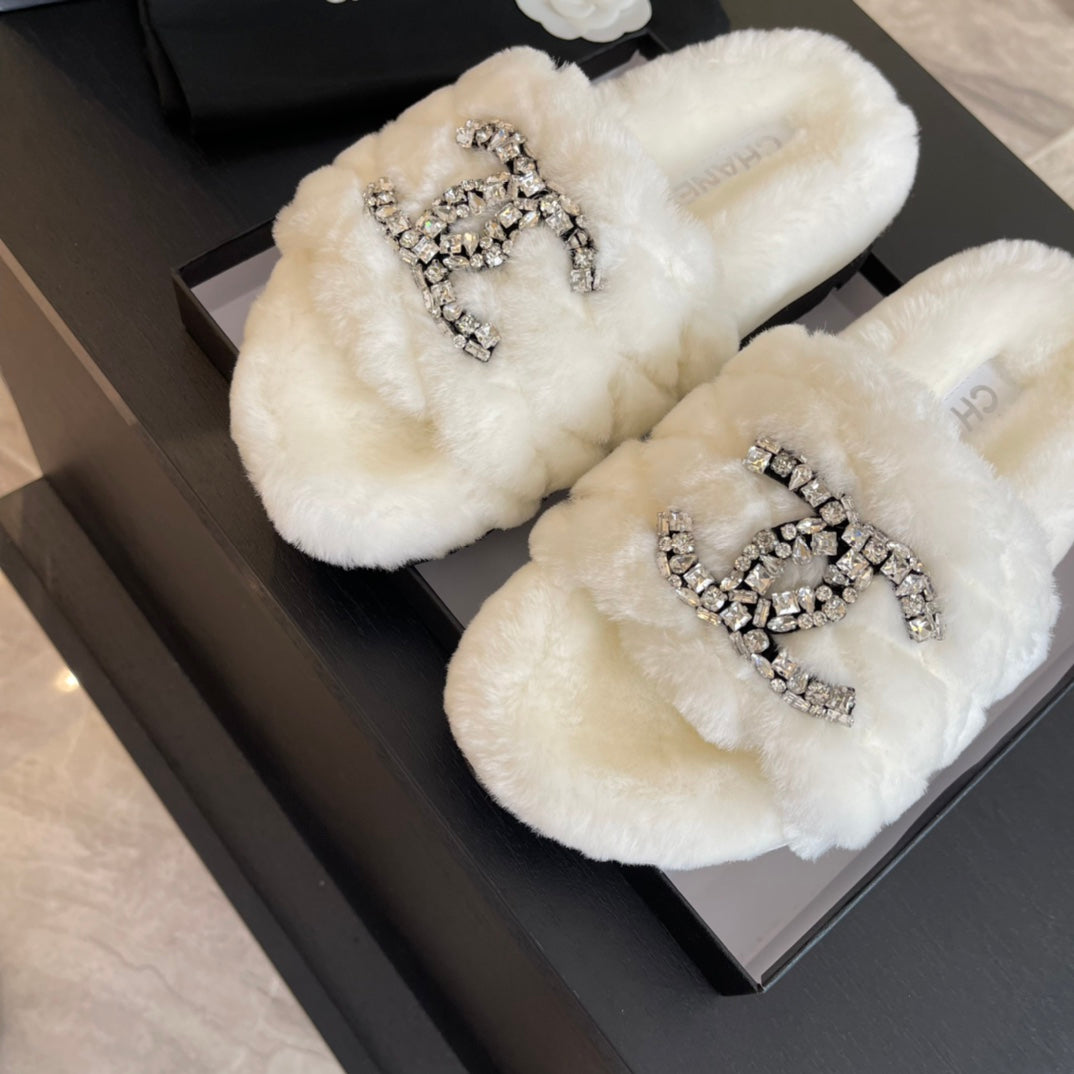 SLIPPERS IN WHITE FUR - 35