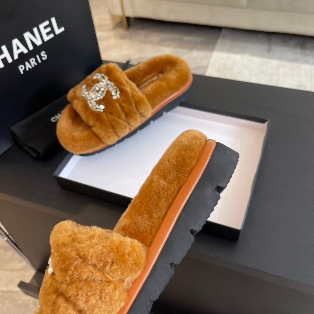 SLIPPERS IN SAFETY ORANGE FUR - 35
