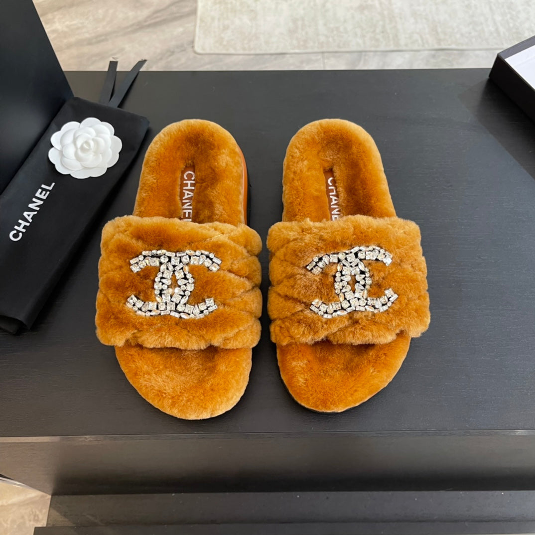 SLIPPERS IN SAFETY ORANGE FUR - 35
