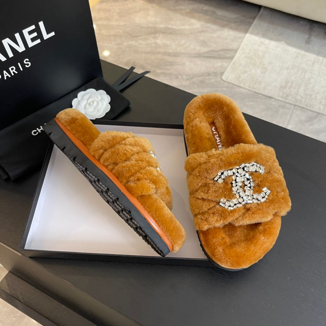 SLIPPERS IN SAFETY ORANGE FUR - 35
