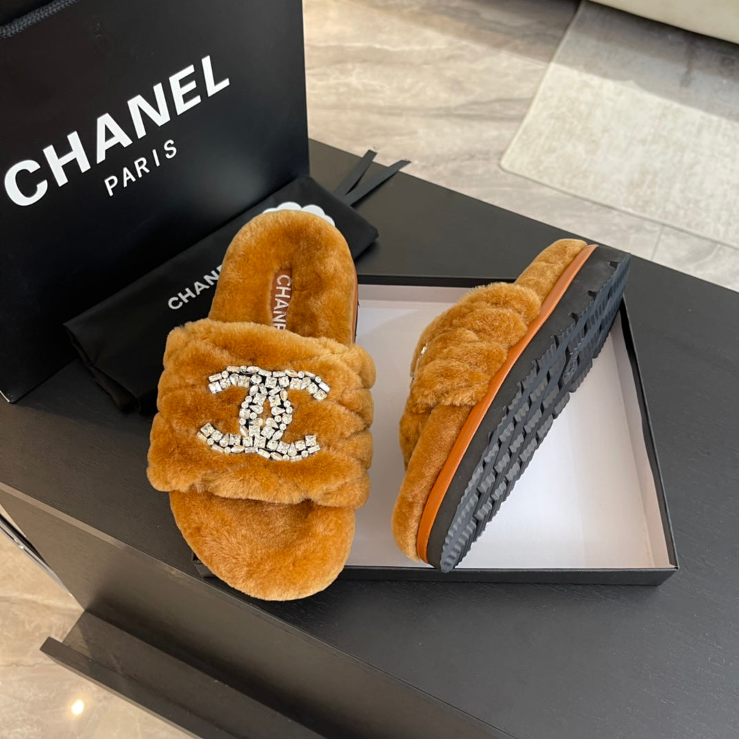 SLIPPERS IN SAFETY ORANGE FUR - 35