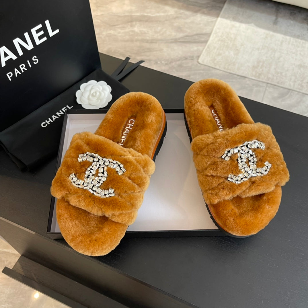SLIPPERS IN SAFETY ORANGE FUR - 35