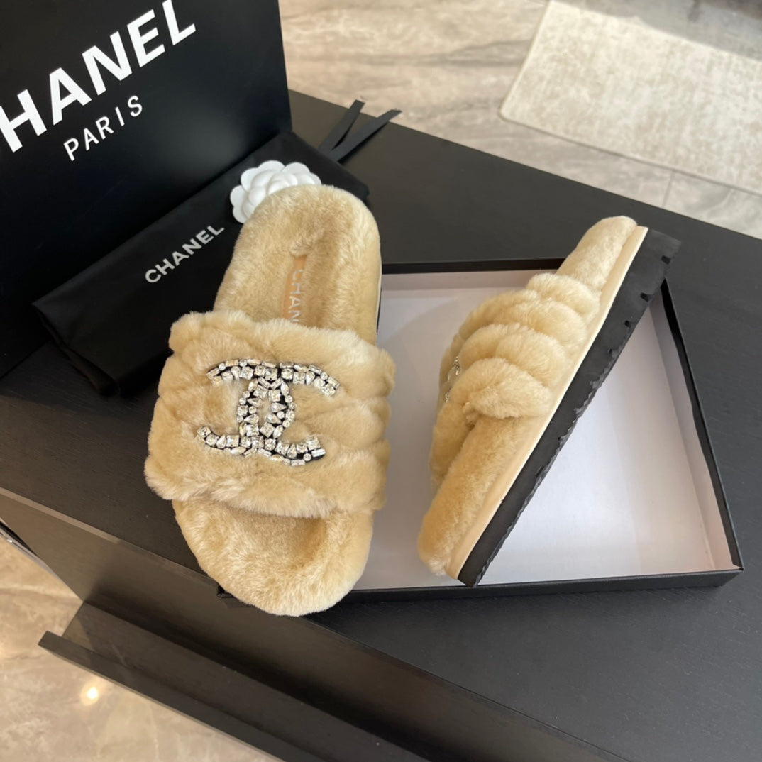 SLIPPERS IN BEIGE CREAM FUR - 35