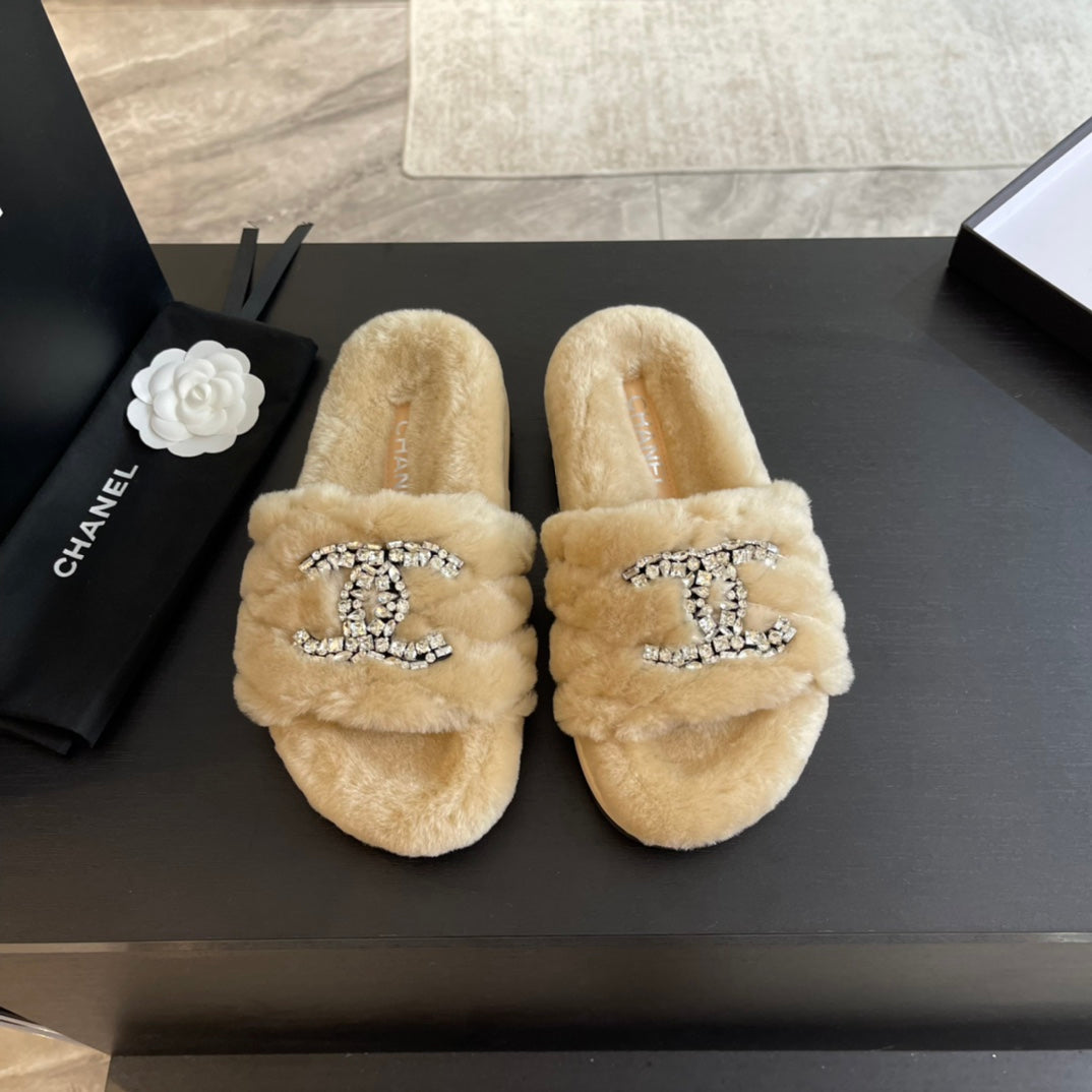 SLIPPERS IN BEIGE CREAM FUR - 35