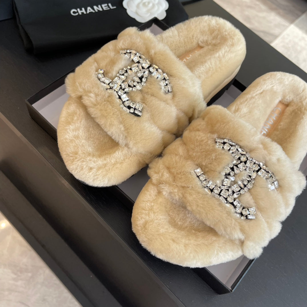 SLIPPERS IN BEIGE CREAM FUR - 35