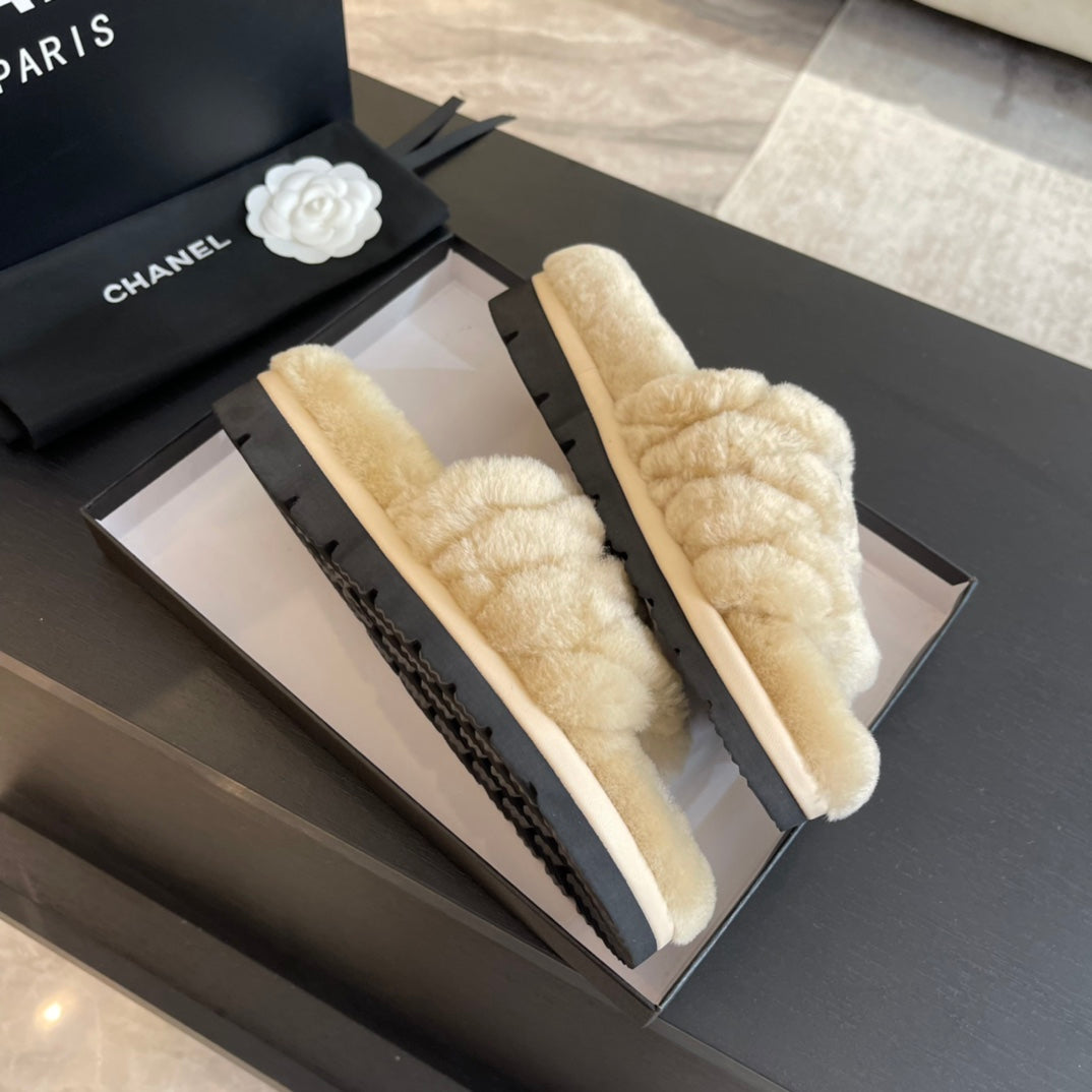 SLIPPERS IN BEIGE CREAM FUR - 35