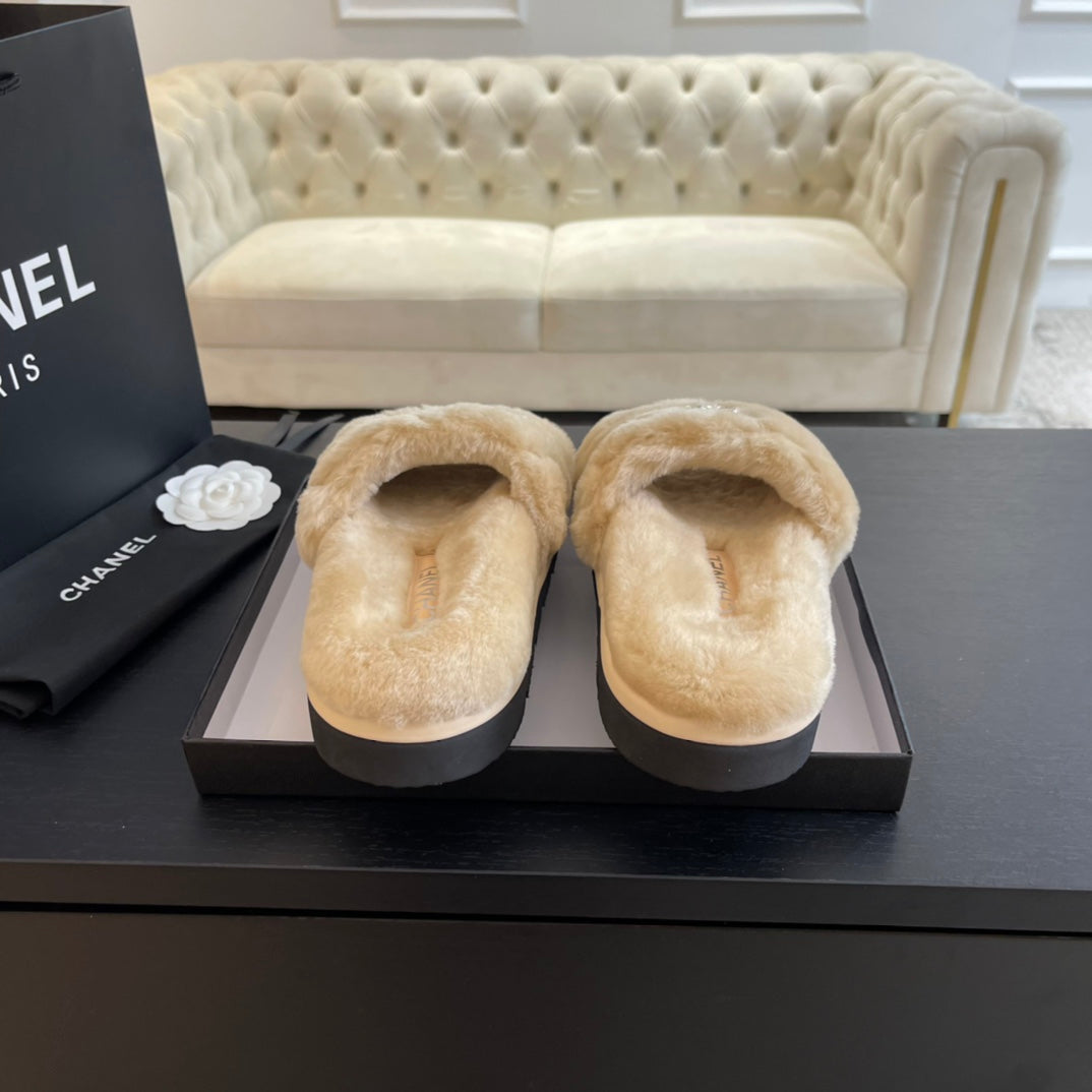 SLIPPERS IN BEIGE CREAM FUR - 35