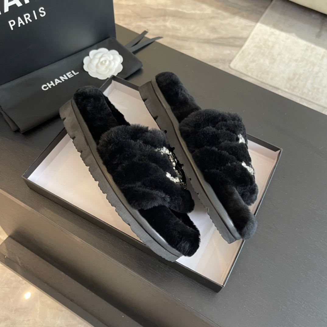 SLIPPERS IN BLACK FUR - 35
