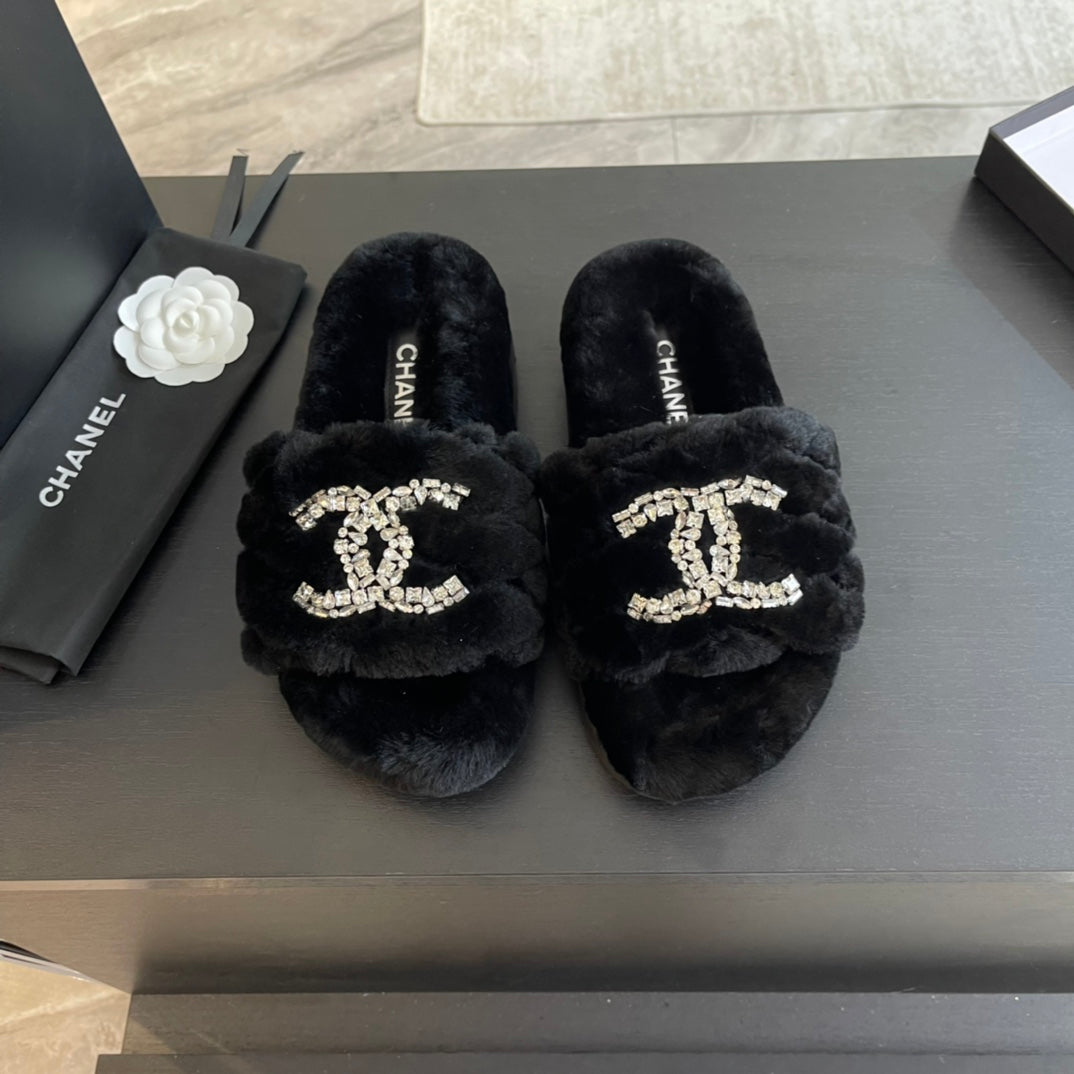 SLIPPERS IN BLACK FUR - 35