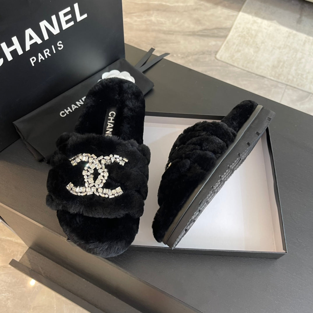 SLIPPERS IN BLACK FUR - 35