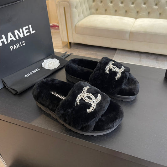 SLIPPERS IN BLACK FUR - 35