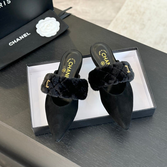 CC MULE IN BLACK SMOOTH FLEECE WITH GOLD HARDWARE - 35