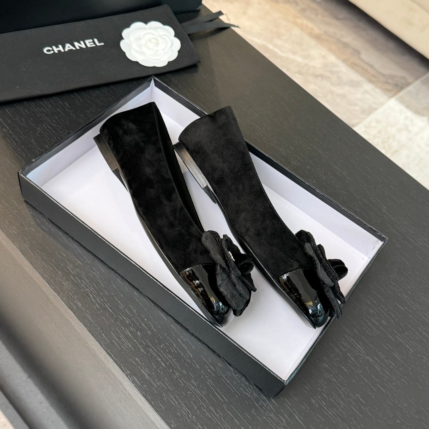 BALLET FLATS IN BLACK SUEDE WITH CAMELLIA - 35